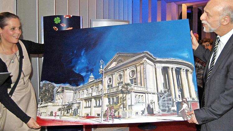 "Das ist Ihre Stadt, Herr Oberbürgermeister": Romana Kochanowski übergibt Kay Blankenburg ihr Gemälde vom Regentenbau.