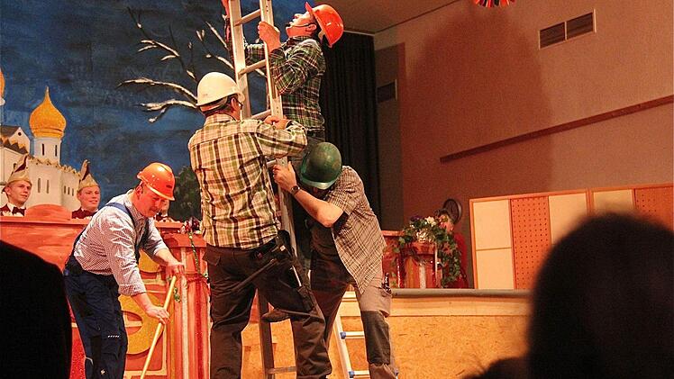 Die Bauern Simon Beck und Christoph Hoos prosten sich lieber zu als mit dem Computer landwirtschaftliche Meldungen abzusetzen.