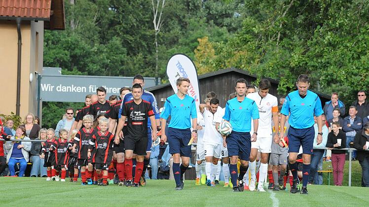 Szene vom Pokalspiel des FC Reichenbach (dunkle Trikots) gegen Kickers Würzburg (0:8).