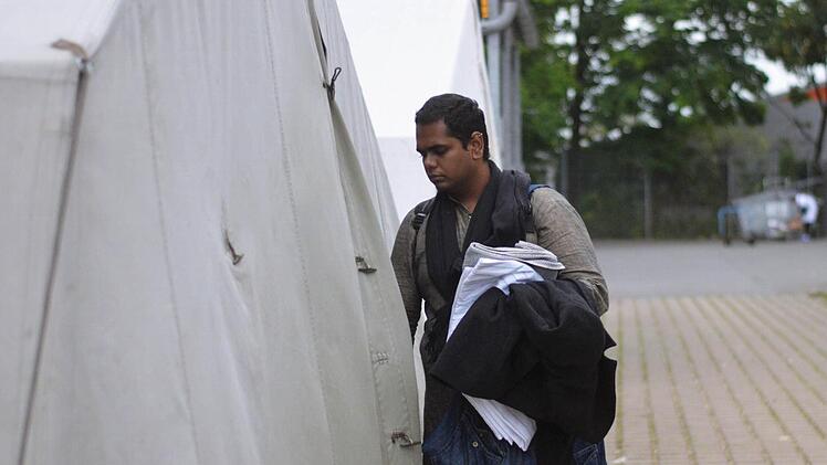 AJ findet in keinem Zelt einen Ort zum Schlafen.