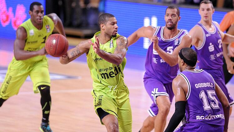 Ronald Burrell am Ball.