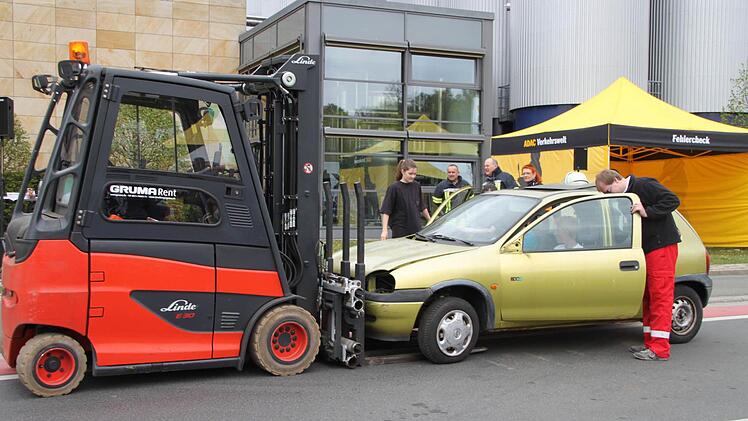 Ein Opel war dabei gegen einen Gapelstapler gekracht.