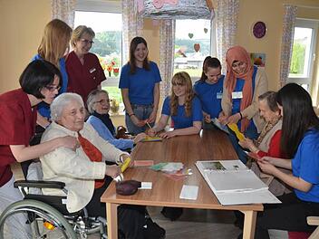 Die sechs Schülerinnen hatten beim Projekt "Soziale Arbeit" viel Spaß beim Basteln, Spielen und Singen. eh
