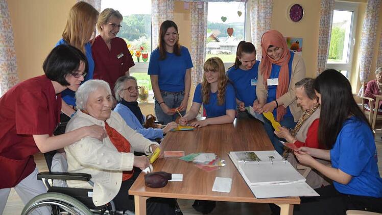 Die sechs Schülerinnen hatten beim Projekt "Soziale Arbeit" viel Spaß beim Basteln, Spielen und Singen. eh