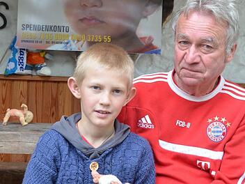 Dieter Wolf mit dem neunjährigen Maksym, der bei seinem Besuch in Deutschland operiert werden konnte. Hilfe, die ihm wohl das Leben gerettet hat. Foto: Rainer Lutz