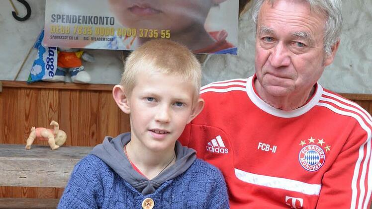 Dieter Wolf mit dem neunjährigen Maksym, der bei seinem Besuch in Deutschland operiert werden konnte. Hilfe, die ihm wohl das Leben gerettet hat. Foto: Rainer Lutz