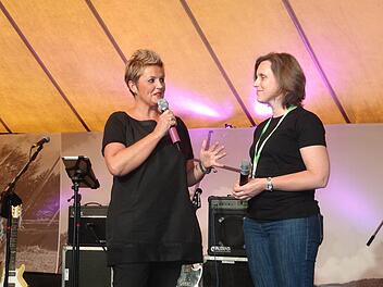 Am Eröffnungsabend des Missio-Camps sprach die Theologin Christina Brudereck (links) über ihre Gedanken zum Campthema "Für immer und ewig". Das Bild zeigt sie im Gespräch mit Anke Schroth. Foto: Marion Eckert
