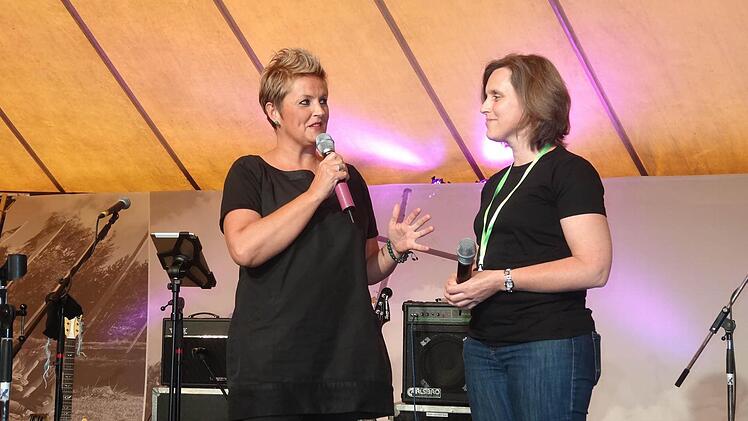 Am Eröffnungsabend des Missio-Camps sprach die Theologin Christina Brudereck (links) über ihre Gedanken zum Campthema "Für immer und ewig". Das Bild zeigt sie im Gespräch mit Anke Schroth. Foto: Marion Eckert