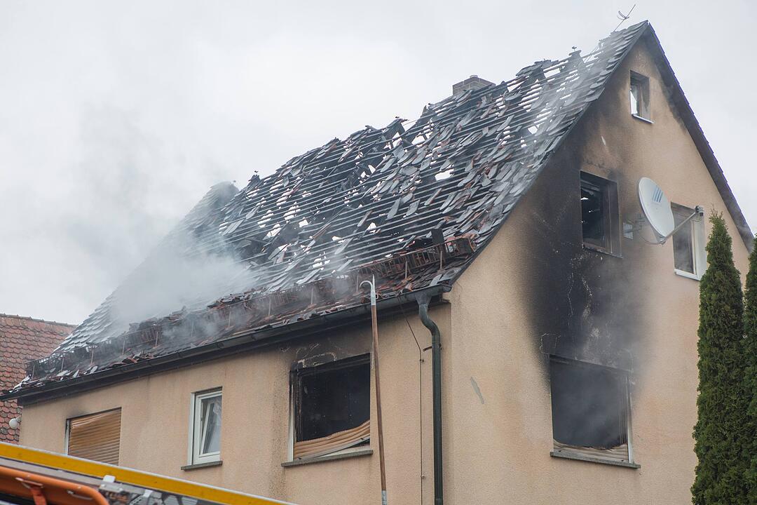 Wohnhausbrand bei Altdorf fordert Feuerwehr