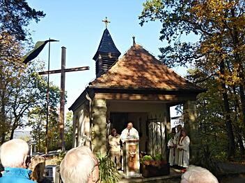 Stadtpfarrer Rudolf Theiler bei der Einweihung des neuen Kreuzes (links) Foto: Helmut Will