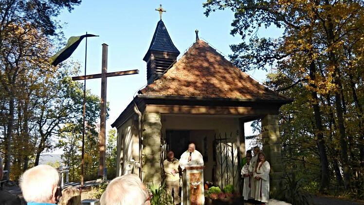 Stadtpfarrer Rudolf Theiler bei der Einweihung des neuen Kreuzes (links) Foto: Helmut Will
