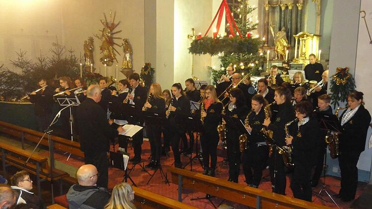 Ein Weihnachtskonzert gaben die Poppenrother Musikanten in der St- Ulrich-Kirche.  Foto: Wimmel
