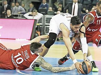 Bodenkampf: Daniel Theis, Madrids Center Gustavo Ayon und Brad Wanamaker (v. l.) streiten sich um den Ball.  Fotos: sportpress