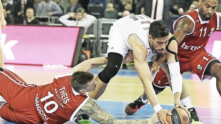 Bodenkampf: Daniel Theis, Madrids Center Gustavo Ayon und Brad Wanamaker (v. l.) streiten sich um den Ball.  Fotos: sportpress