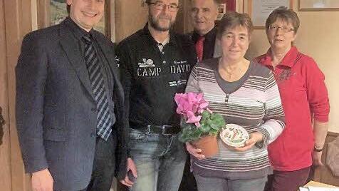 Die beispielhafte Garten- und Hausgestaltung der Triebenreuther Familie Fuchs wurde mit der Tonmodel des Landkreises Kulmbach belohnt. Unser Bild zeigt (von links) Bürgermeister Roland Wolfrum, Ersten Vorsitzenden Alwin Geyer, Kreisvorsitzenden Günter Reif, Monika Fuchs und Zweite Vorsitzende Karin Hohn.  Foto: Klaus-Peter Wulf