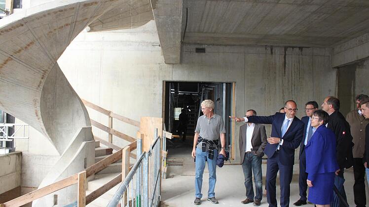 Regierungspräsidentin Piwernetz (vorne mit Landrat Meißner) erhielt auf dem Rohbau Eindrücke vom neuen Klinikum in Lichtenfels.  Foto: Popp