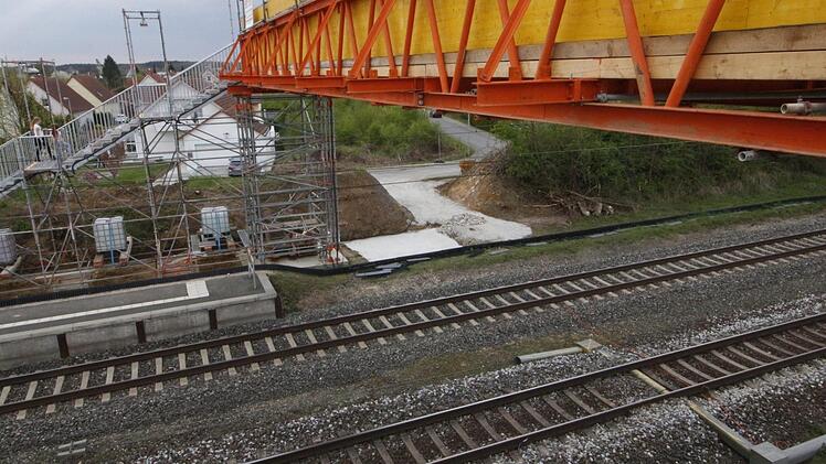 Die Behelfsbrücke ist bereits errichtet. Jetzt fehlen nur noch die Aufzüge. Foto: Hofbauer