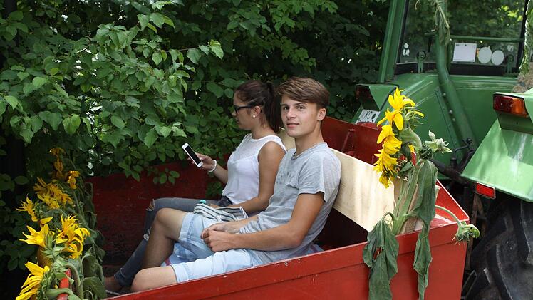 Die Jugend machte es sich in der Heckschaufel - natürlich mit Smartphone - gemütlich.  Foto: Michael Wunder