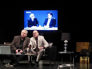 Zwei Fernsehstars   auf der Bühne des Kurtheaters, Rainer Hunold (links)  als Nachrichtensprecher Geoffrey Hammond und Ulrich Gebauer als sein PR-Mann Larry de Vries vor dem Riesenbildschirm mit Dieter Hallervorden und Hape Kerkeling:  "Öffentliches Eigentum", ein vielschichtiges Theaterstück von Sam Peter Jackson aus dem Schlosstheater Berlin war erfolgreich zu Gast beim Theaterring der Stadt Bad Kissingen.  Foto: Thomas Ahnert