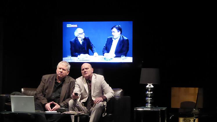 Zwei Fernsehstars   auf der Bühne des Kurtheaters, Rainer Hunold (links)  als Nachrichtensprecher Geoffrey Hammond und Ulrich Gebauer als sein PR-Mann Larry de Vries vor dem Riesenbildschirm mit Dieter Hallervorden und Hape Kerkeling:  "Öffentliches Eigentum", ein vielschichtiges Theaterstück von Sam Peter Jackson aus dem Schlosstheater Berlin war erfolgreich zu Gast beim Theaterring der Stadt Bad Kissingen.  Foto: Thomas Ahnert