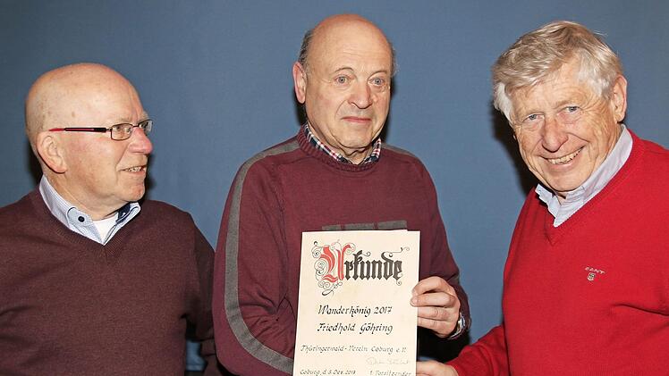 Helmut Völk und Dieter Schubert ehren Wanderkönig Friedhold Göhring (Mitte).  Fotos: W. Desombre