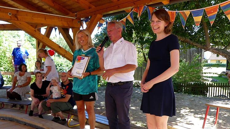 MdB Emmi Zeulner gratulierte Bürgermeister Werner Diersch und KiTa-Leiterin  Jacqueline Ramming zum Erfolg beim Wettbewerb "Deutscher KiTa-Preis 2018" Foto: Dieter Hübner