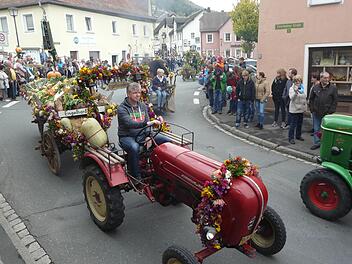 Traditionell sind die Landwirte mit historischen Schleppern und ihren mit Erntegaben geschmückten Hängern  beim Festumzug dabei. Foto: Archiv Pöhlmann