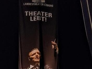 Trotziges Bekenntnis in schwierigen Zeiten: Theater lebt.Foto: Jochen Berger