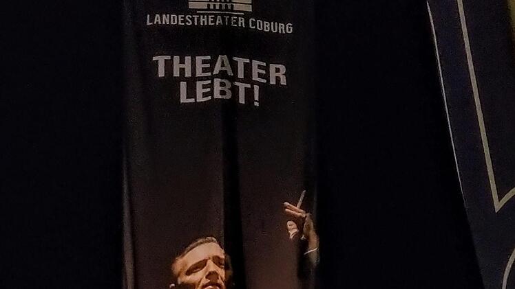 Trotziges Bekenntnis in schwierigen Zeiten: Theater lebt.Foto: Jochen Berger