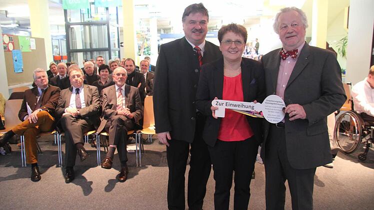 Architekt Karl-Heinz Müller überreicht Landrats Klaus Peter Söllner und der Schulleiterin Monika Hild den symbolischen Schlüssel  Foto: Sonja Adam