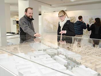 Besucher in der Ausstellung mit den Entwürfen des Architekturwettbewerbs zum Siemens Campus Erlangen Foto: Siemens AG