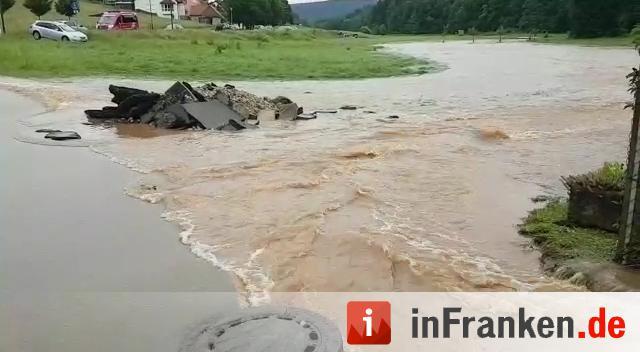 Land unter in Teilen von Ober- und Unterfranken - Vielerorts Feuerwehren bereits im Einsatz