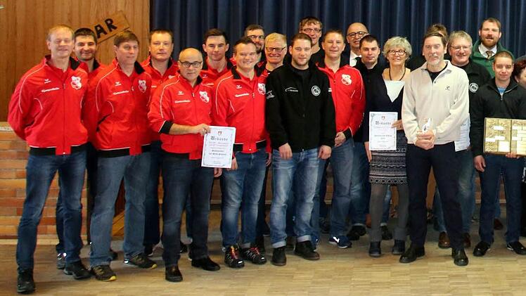Die Seßlacher Stadtmeister des Jahres 2016 ehrte die Stadtspitze mit den Bürgermeistern Martin Mittag und Wolfgang Pfister am Sonntag mit einem Empfang im Sportheim des TSV Gemünda. Foto: Bettina Knauth