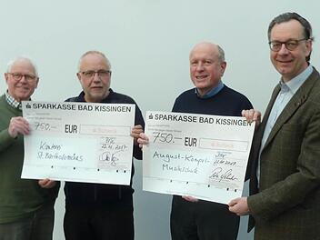 Eine Spende vom Lionsclub Hammelburg-Bad Brückenau über je 750 Euro erhielt die August-Kömpel-Musikschule und die Kantorei von St. Bartholomäus: (von links) Otto Leidenberger (Lionsclub), Markus Wollmann (Dekanatskantor), Hans Dietrich Unger (Musikschule) und Peter Scheder (Lionsclub).  Foto: Jürgen Groh