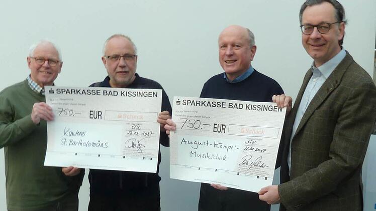 Eine Spende vom Lionsclub Hammelburg-Bad Brückenau über je 750 Euro erhielt die August-Kömpel-Musikschule und die Kantorei von St. Bartholomäus: (von links) Otto Leidenberger (Lionsclub), Markus Wollmann (Dekanatskantor), Hans Dietrich Unger (Musikschule) und Peter Scheder (Lionsclub).  Foto: Jürgen Groh
