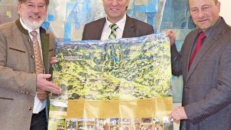 Landrat Klaus L&ouml;ffler (M.) ist von der aktualisierten Agrotourismuskarte Frankenwald begeistert - hier eingerahmt von Guido Winter, Beh&ouml;rdenleiter AELF Kulmbach (li.), und Klaus Schaumberg, Projektleiter AELF. Foto: privat