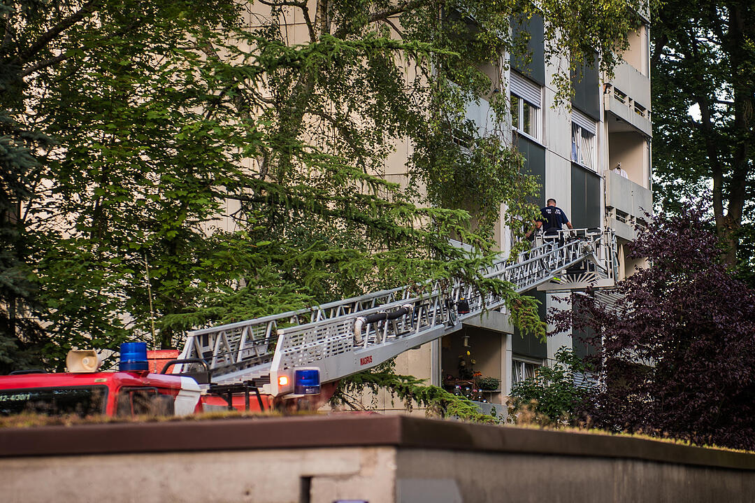Einsatzkräfte haben in Nürnberg bei Löscharbeiten einen schrecklichen Fund gemacht: Im Schlafzimmer einer Wohnung in Neuröthenbach fanden sie eine verkohlte Leiche.