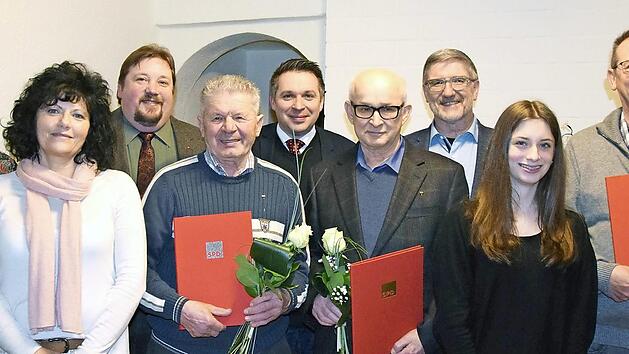 Der SPD-Ortsverband Ebersdorf bei Coburg hat etwas zu feiern (von links): Lara Butz, Vorsitzende Sabine König, stellvertretender Vorsitzender Michael Butz, Heinz Schiwatsch, SPD-Kreisvorsitzender Carsten Höllein, Karl-Ernst Claus, Landrat Michael Busch, Lara-Sophie König und Klaus-Dieter Ultsch  Foto: Alexandra Kemnitzer