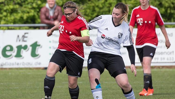 Verfolgt von Jessica Ziemann (rechts) versucht Staffelsteins Milagro Dippold den Ball abzuspielen. Foto: Heinrich Wei&szlig;
