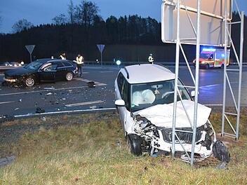 Eine missachtete Vorfahrt führte am Donnerstagmorgen zu einem schweren Verkehrsunfall auf der B 85 bei Holzmühle (Kulmbach.)Dagmar Besand