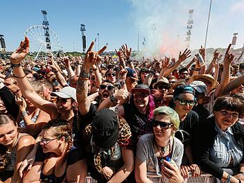 Strahlender Sonnenschein und jubelndes Publikum - besser könnte der Festivalauftakt von Rock im Park doch kaum laufen, oder? Foto: Matthias Hoch