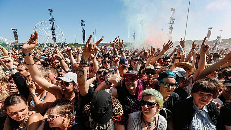 Strahlender Sonnenschein und jubelndes Publikum - besser könnte der Festivalauftakt von Rock im Park doch kaum laufen, oder? Foto: Matthias Hoch