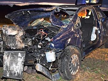 Ein schwerer Unfall ereignete sich am Sonntagabend kurz vor 19 Uhr auf der Staatsstra&szlig;e&nbsp; 2204 zwischen Herreth und Gleu&szlig;en. Das Fahrzeug einer jungen Frau &uuml;berschlug sich und kam in einem Feld auf der gegen&uuml;berliegenden Seite zum Liegen. Foto: Alicia Vetter