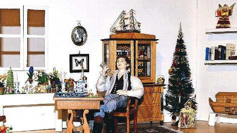 Bei der Miniaturenb&ouml;rse im Museum der deutschen Spielzeugindustrie finden Sammler auch Puppenstubenm&ouml;bel. Foto: Spielzeugmuseum