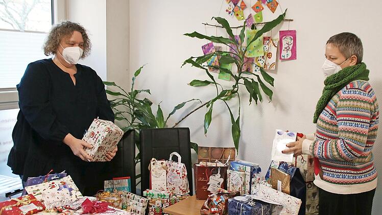 Alexandra Preisigke (links) und Ilka Seichter packten am Montag die Geschenke zusammen, die inzwischen im Rahmen der Wunschbaum-Aktion an Menschen mit Behinderungen verteilt wurden.