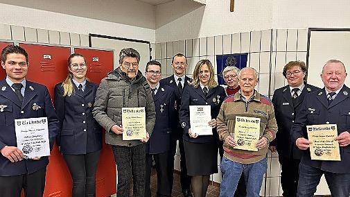 Bei der Ehrung (von links): Zweiter Vorssitzender Tobias Jungkunz, Alexander Heinlein, Adelbert Greser, Erster Kommandant Stefan Weber, KBM Markus Wachter, Christina Wachter, Bürgermeisterin Karin Ritter, Herbert Schnappauf, Vorsitzende Martina Zw...