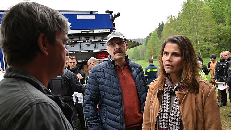 Corinna Ott (Katharina Wackernagel) und Ralph Ott (Götz Schubert, Mitte) sind entsetzt, dass sich Frank Ott (Peter Schneider) nicht an der Suche nach seiner vermissten Tochter beteiligen möchte.