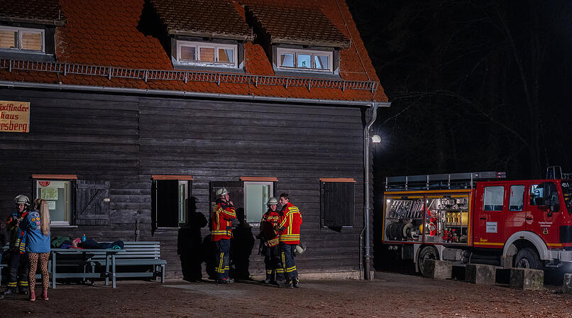 Evakuierung statt Plätzchen backen: Massive Rauchentwicklung durch Ofen in Pfadfinderhaus - Dutzende Kinder und Betreuer betroffen