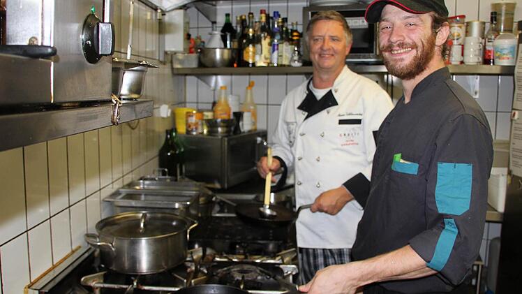 Die Köche aus der Kammerer's Mühle  überlegen kurz, was  sie mit dem fränkischen Gemüse anfangen sollen.   Aber dann geht's los.