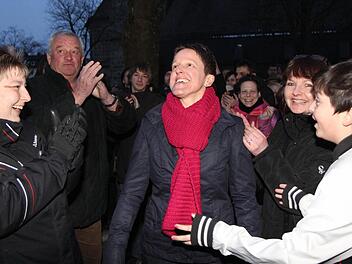 Zusammen mit ihren Anhängern kostete Sigrid Reinfelder den Wahlsieg aus. Natürlich floss noch an Ort und Stelle der Sekt. Fotos: Michael Gründel